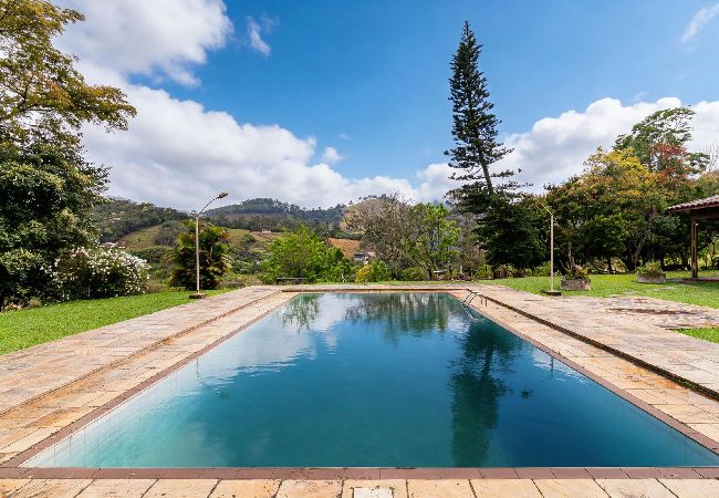 Casa em JOANÓPOLIS - Chácara para relaxar com piscina em Joanópolis