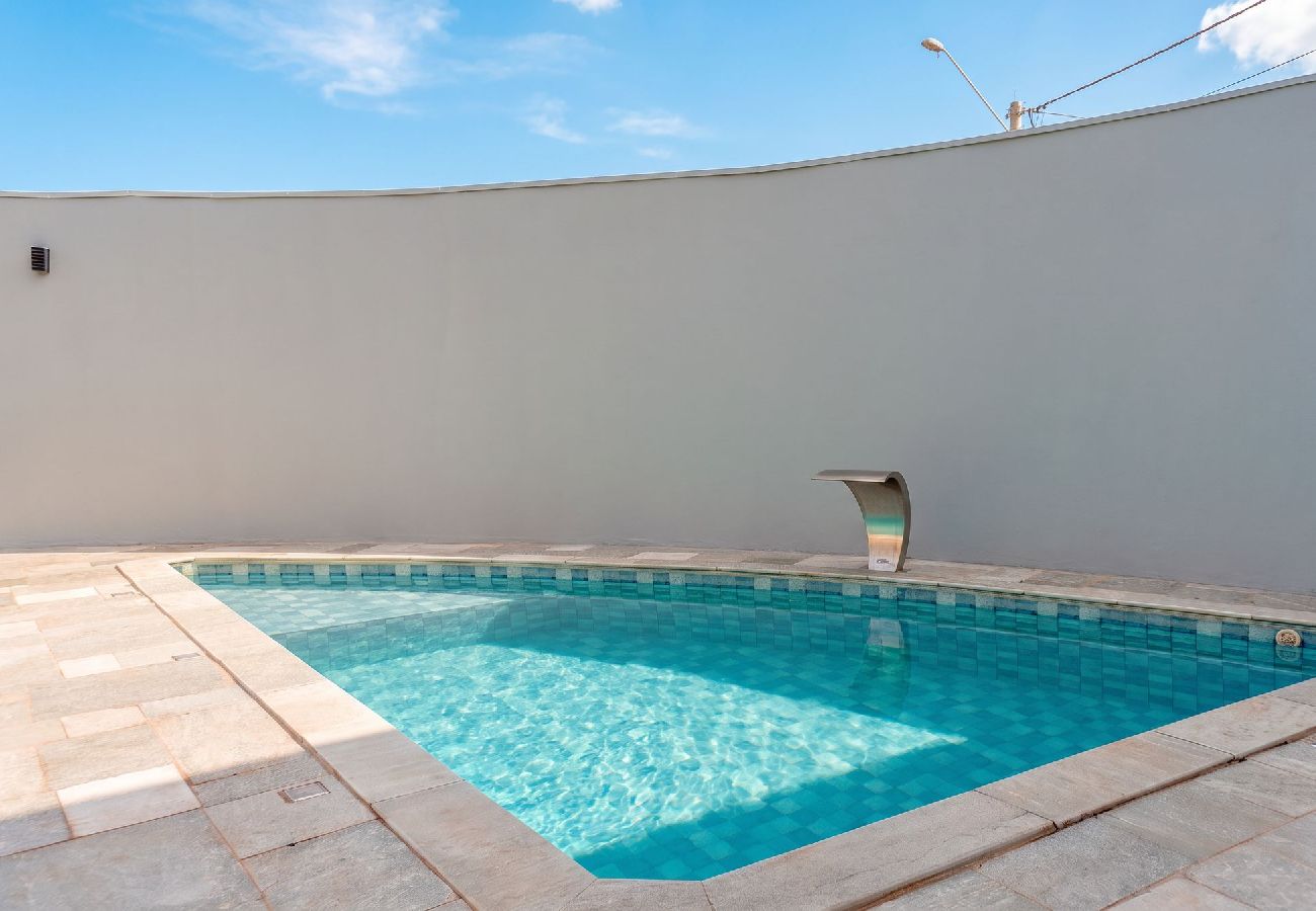 Casa em Colina - Casa com Piscina e Churrasqueira no Jd. Universal
