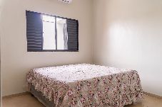 Casa em Colina - Casa com Piscina e Churrasqueira no Jd. Universal