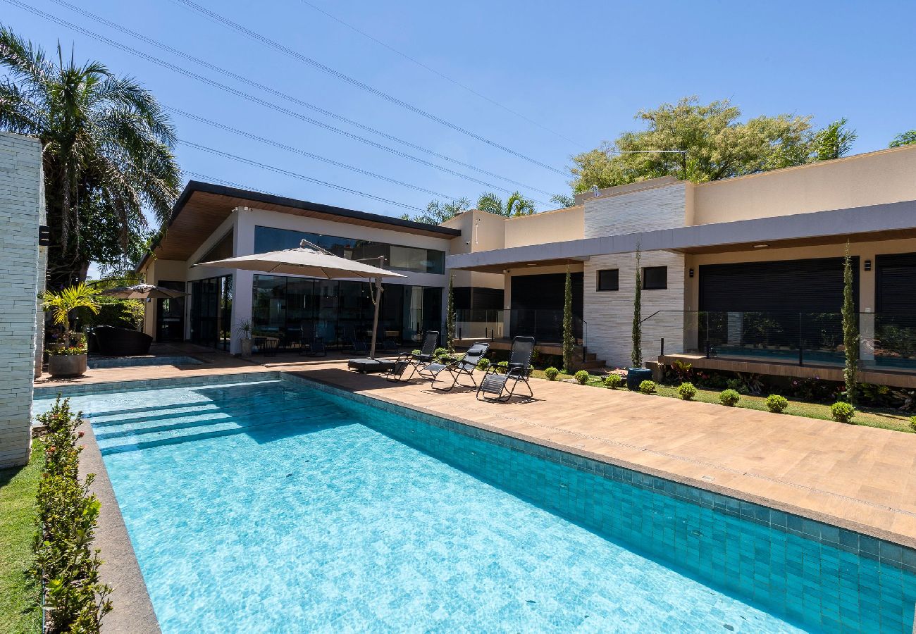 Casa de Campo em Trindade - Chácara com Piscina, Hidro e Lago em Trindade - GO