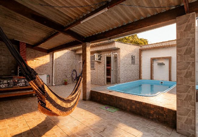 Casa em Ilha Comprida - Casa com piscina e churrasqueira em Ilha Comprida