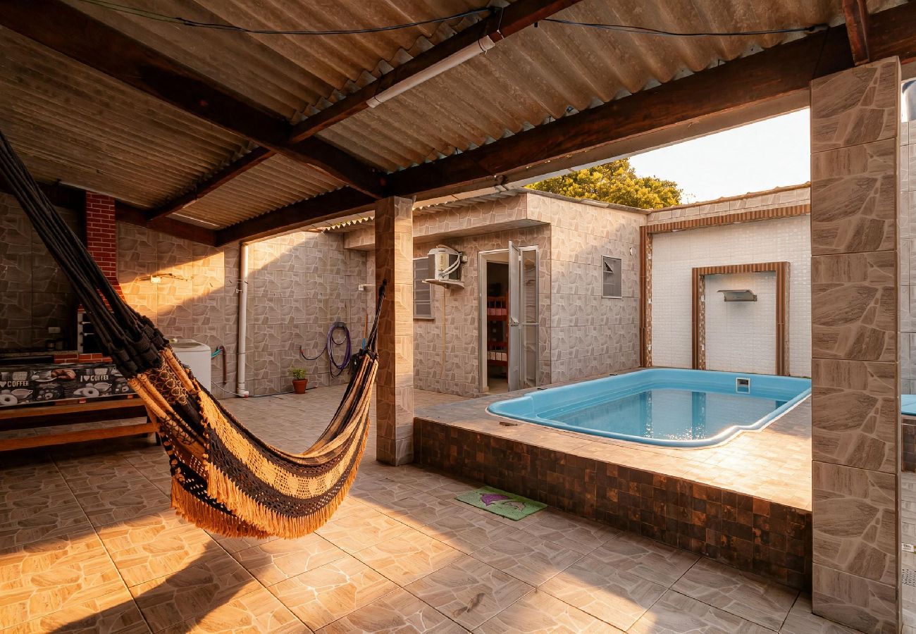 Casa em Ilha Comprida - Casa com piscina e churrasqueira em Ilha Comprida